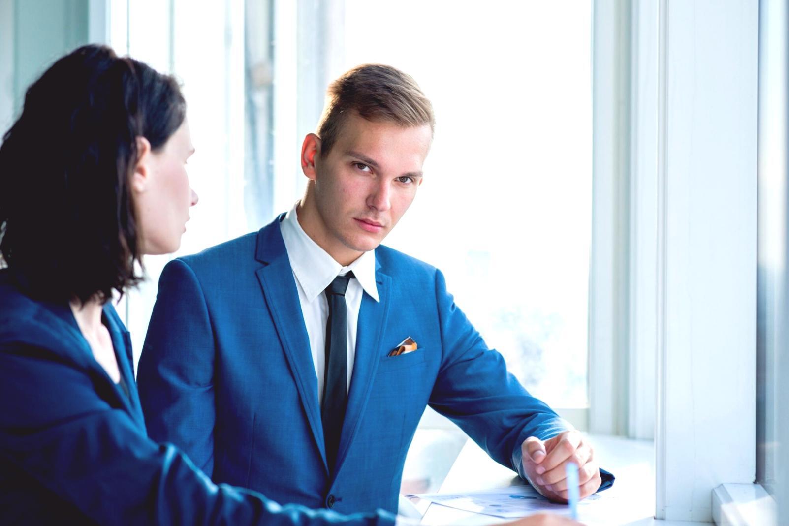 Profissional analisando gráficos financeiros em ambiente de trabalho moderno